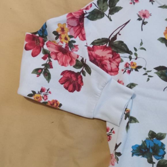 🤍💙🩷🧡 NWOT Womens No Boundaries Floral Print Sweater Large Fun Party Date - Picture 2 of 4